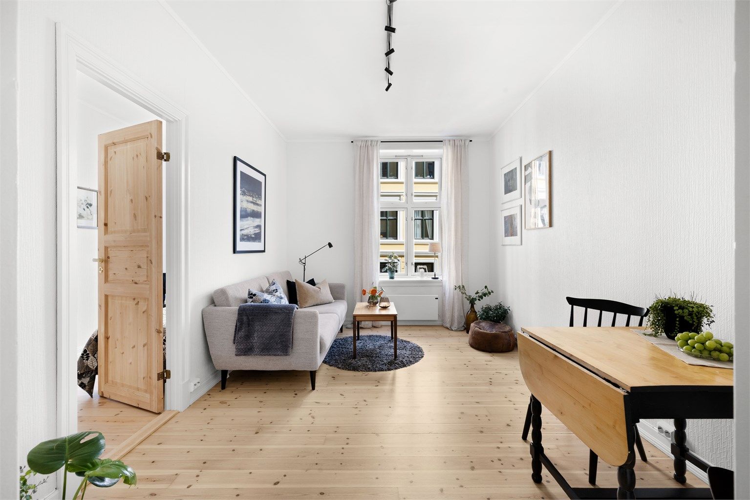 En klassisk og lys 3-roms leilighet beliggende fantastisk til i enveiskjørt gate. Foto: Isnitt