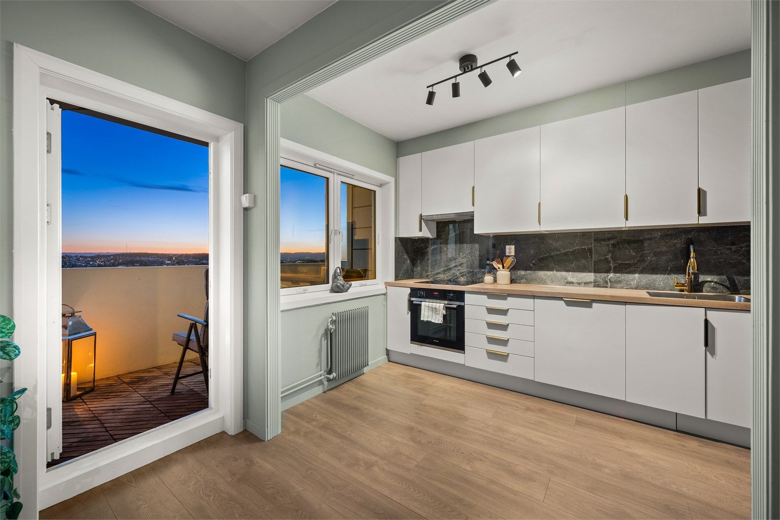 Her kan man lage mat med flott utsikt og stemningsfullt kveldslys rett utenfor vinduene.