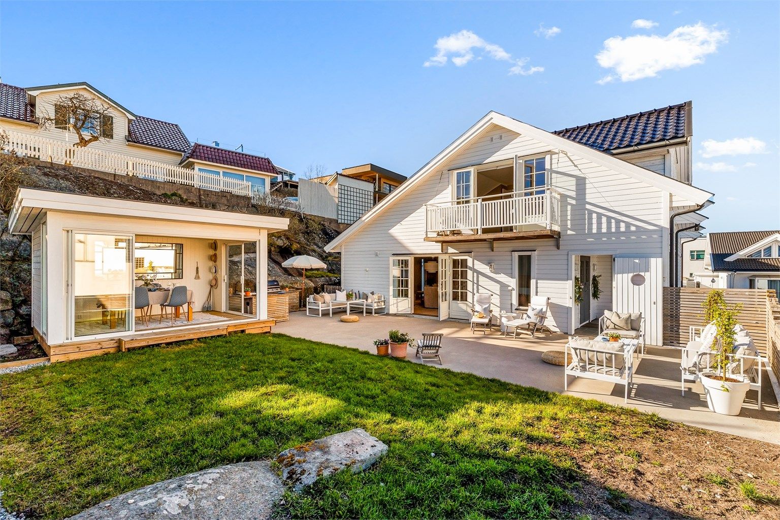 Hagen og uteplassen danner en privat og solrik oase, med flere fine soner.