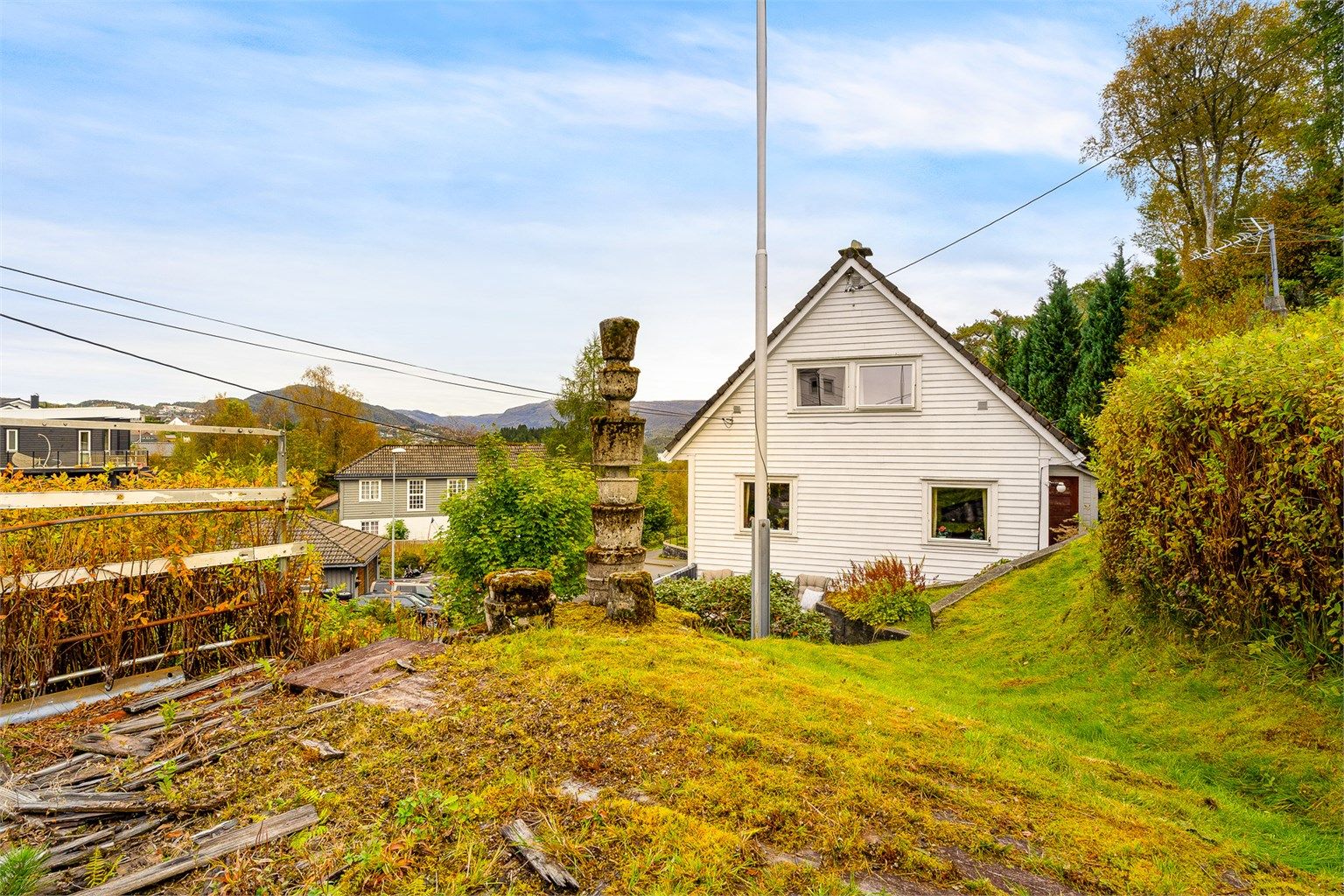 Fin plass på enden av tomten til å lage en uteplass med evt. terrasse