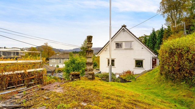 Fin plass på enden av tomten til å lage en uteplass med evt. terrasse