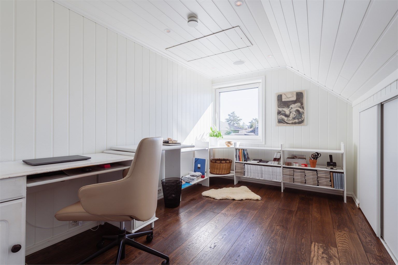 Rommene i andre etasje er av god størrelse og kan enkelt innredes som soverom, kontor eller gjesterom.