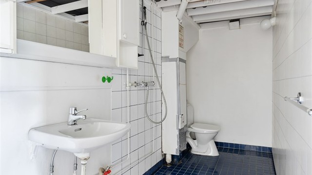 Hybel: Baderommet i underetasjen har flislagt gulv, dusjsone og toalett.