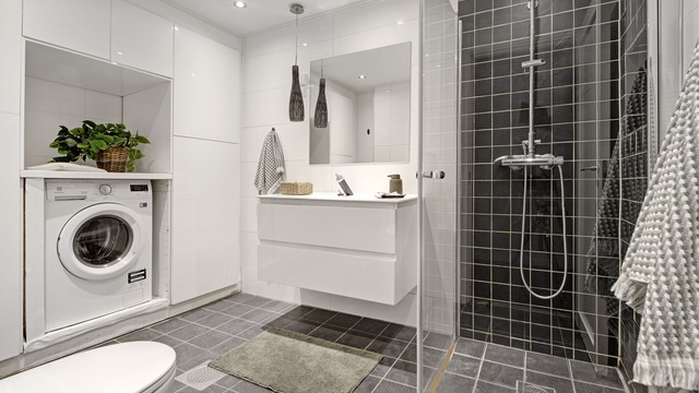 Bad - flislagt gulv med gulvvarme - flislagte vegger - downlights i himling - opplegg for vaskemaskin