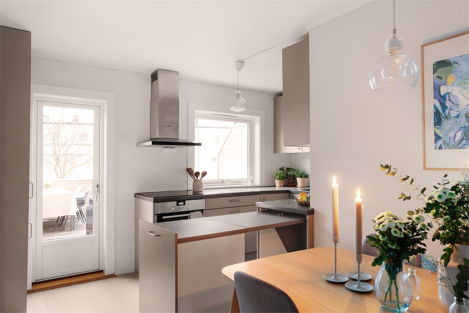 En familievennlig bolig med praktisk planløsning som skaper flere sosiale soner, og ikke minst godt med plass med tre fullverdige soverom. 