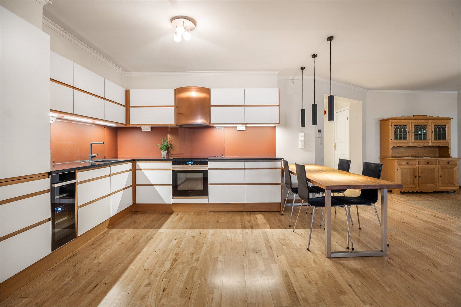 Leiligheten har et lyst og innbydende Designa-kjøkken fra 2017, med moderne, glatte fronter og benkeplate i stein.