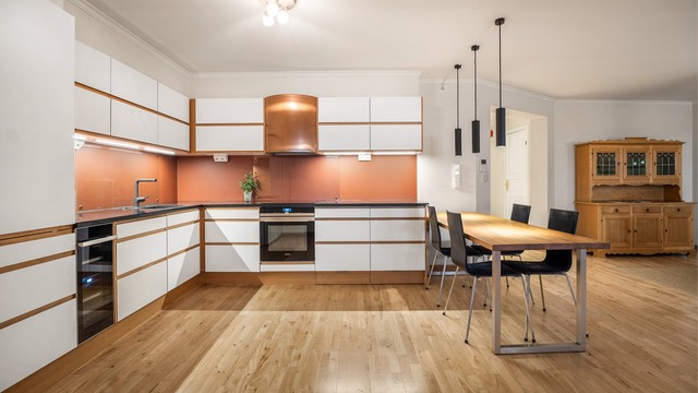 Leiligheten har et lyst og innbydende Designa-kjøkken fra 2017, med moderne, glatte fronter og benkeplate i stein.