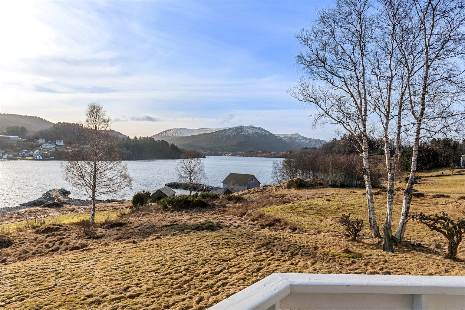 Utsikt fra terrassen i hovedetasjen mot sydvest