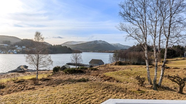 Utsikt fra terrassen i hovedetasjen mot sydvest