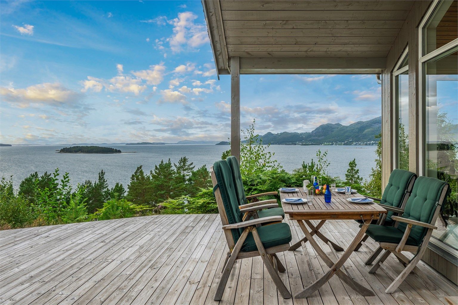 Terrasse hvor man kan ha stort spisebord. 