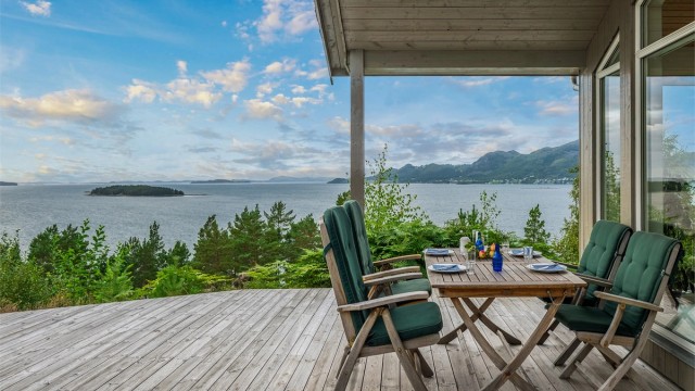Terrasse hvor man kan ha stort spisebord.