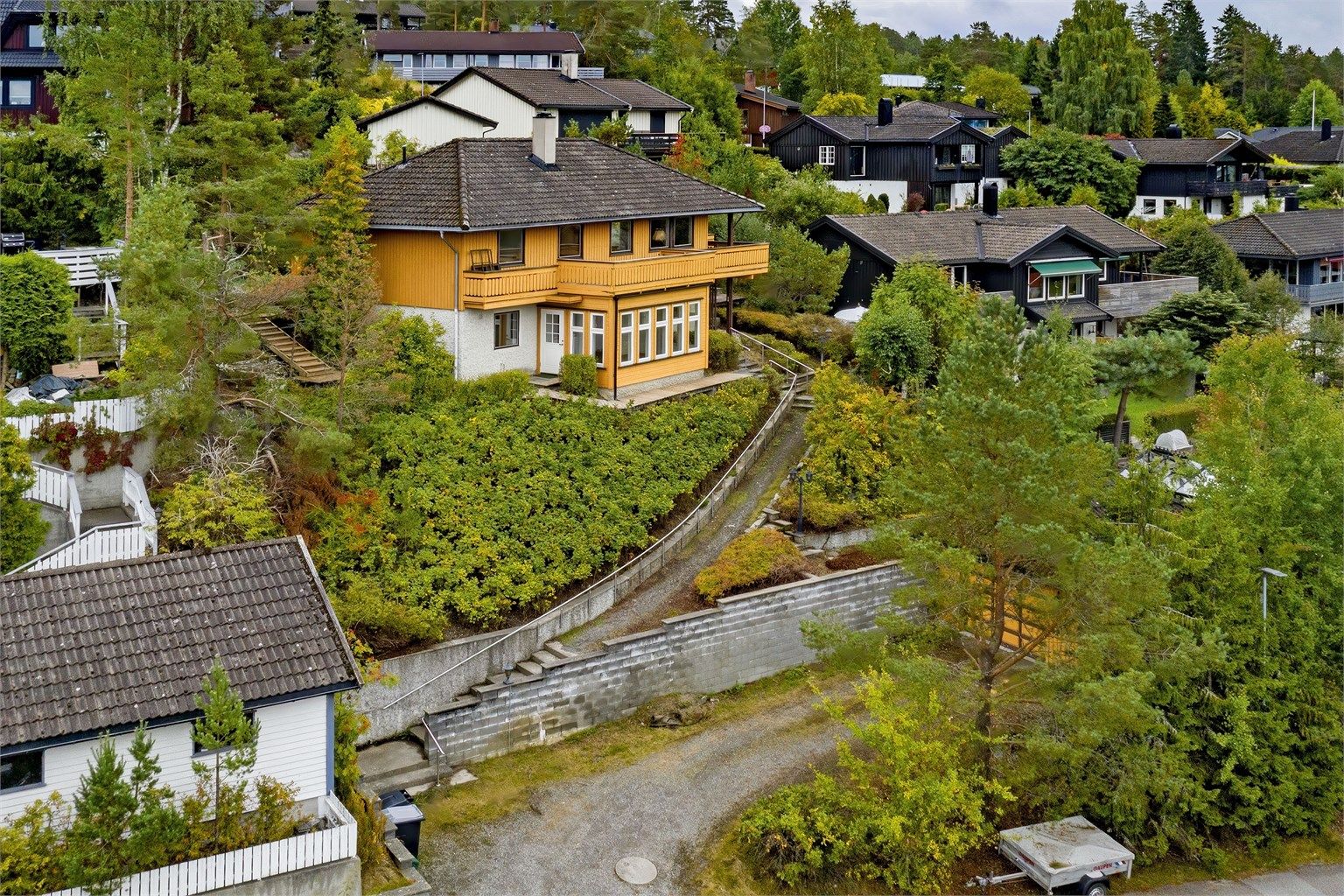 Høyt og fritt beliggende bolig med pent utsyn og gode solforhold