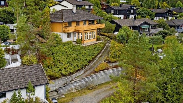 Høyt og fritt beliggende bolig med pent utsyn og gode solforhold