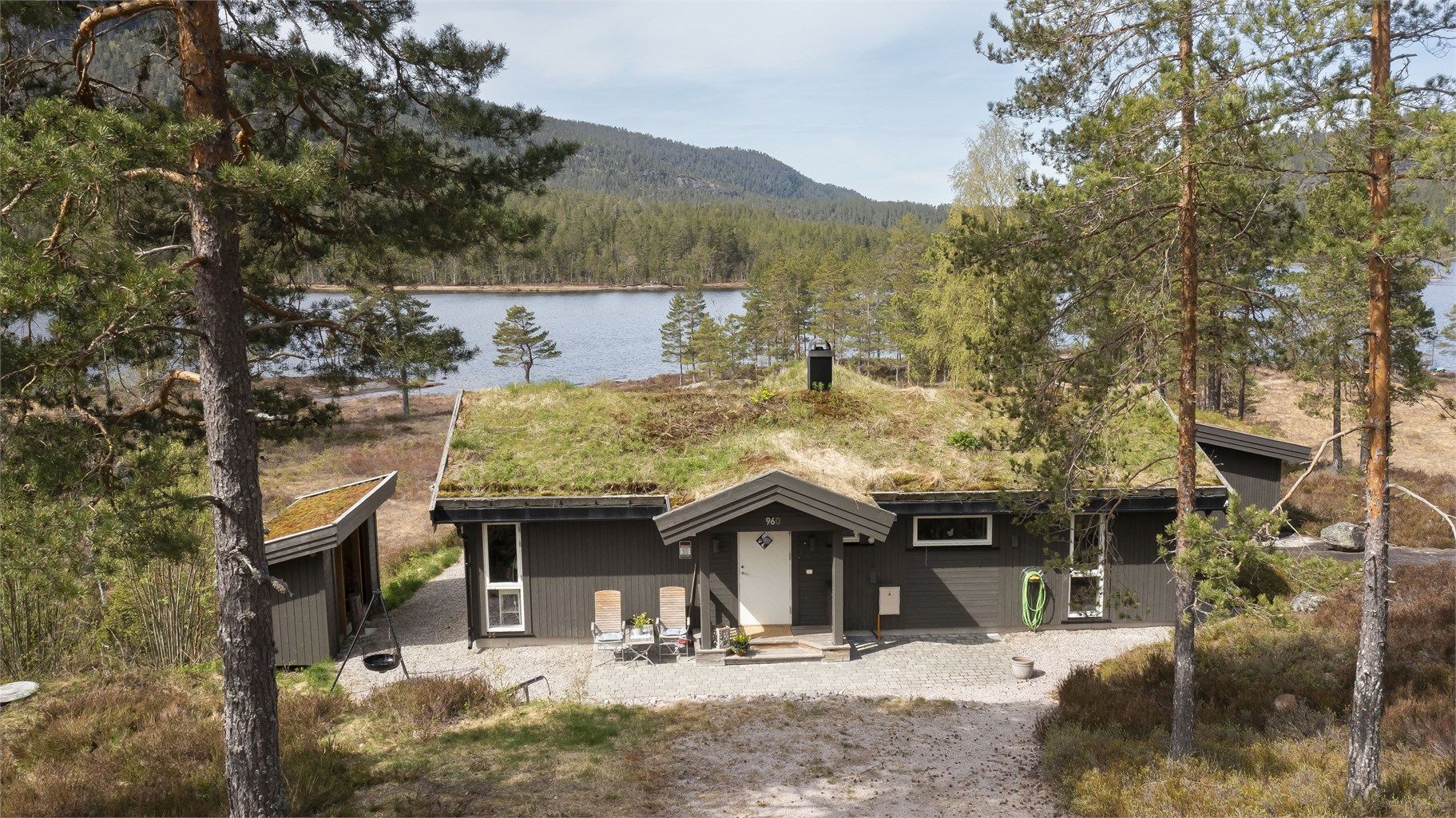 Rett til båtfeste ved vannet. Brygge delt med nabo.