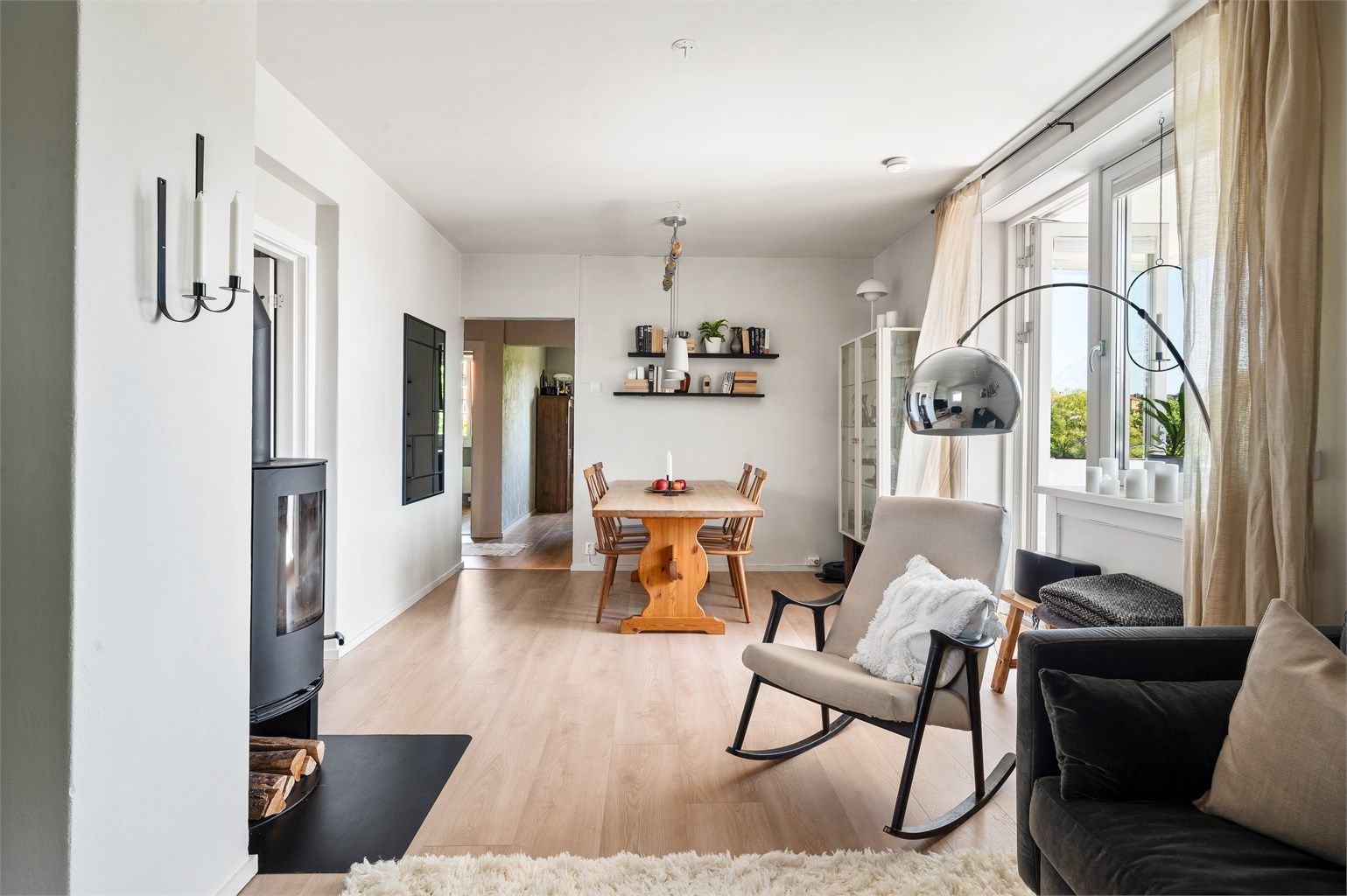 Det er også en fin og naturlig plass til å innrede med en spisestueløsning etter eget behov.