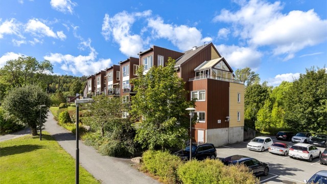 Leiligheten er en flott topp- og endeleilighet med god intern beliggenhet. Det er god utsikt innover i Bærum og mot Oslo.