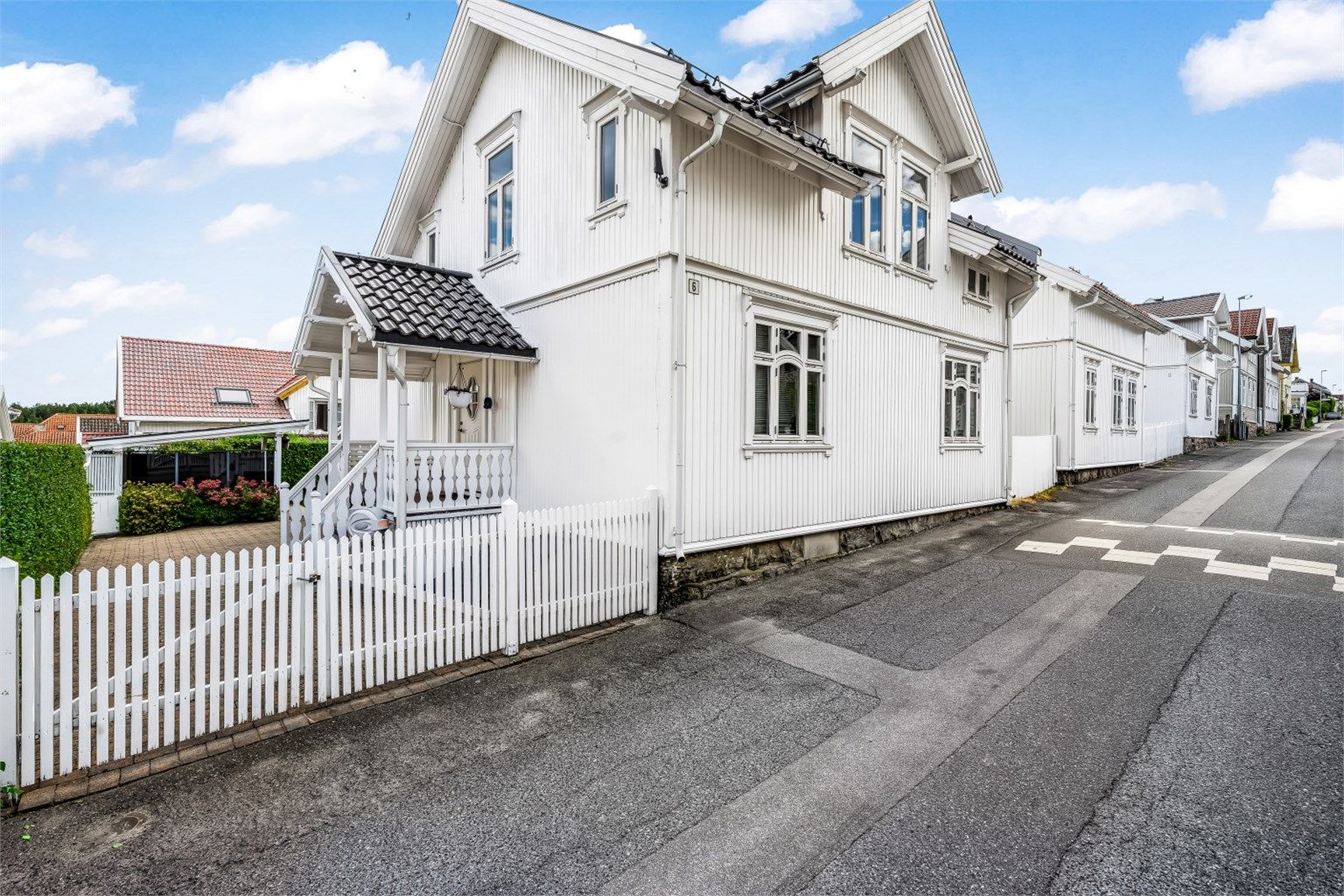 I denne gaten er det gateparkering for de fleste, men du har plass til to biler på egen gårdsplass. 