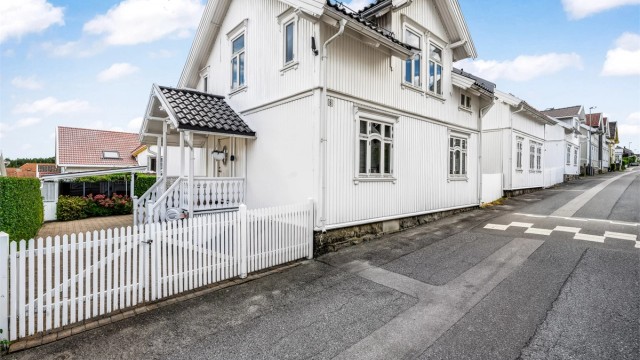 I denne gaten er det gateparkering for de fleste, men du har plass til to biler på egen gårdsplass.