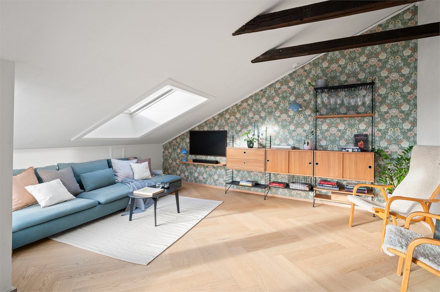 I 2023 ble det lagt ny fiskebensparkett med varmefolie i stue og kjøkken for økt komfort.