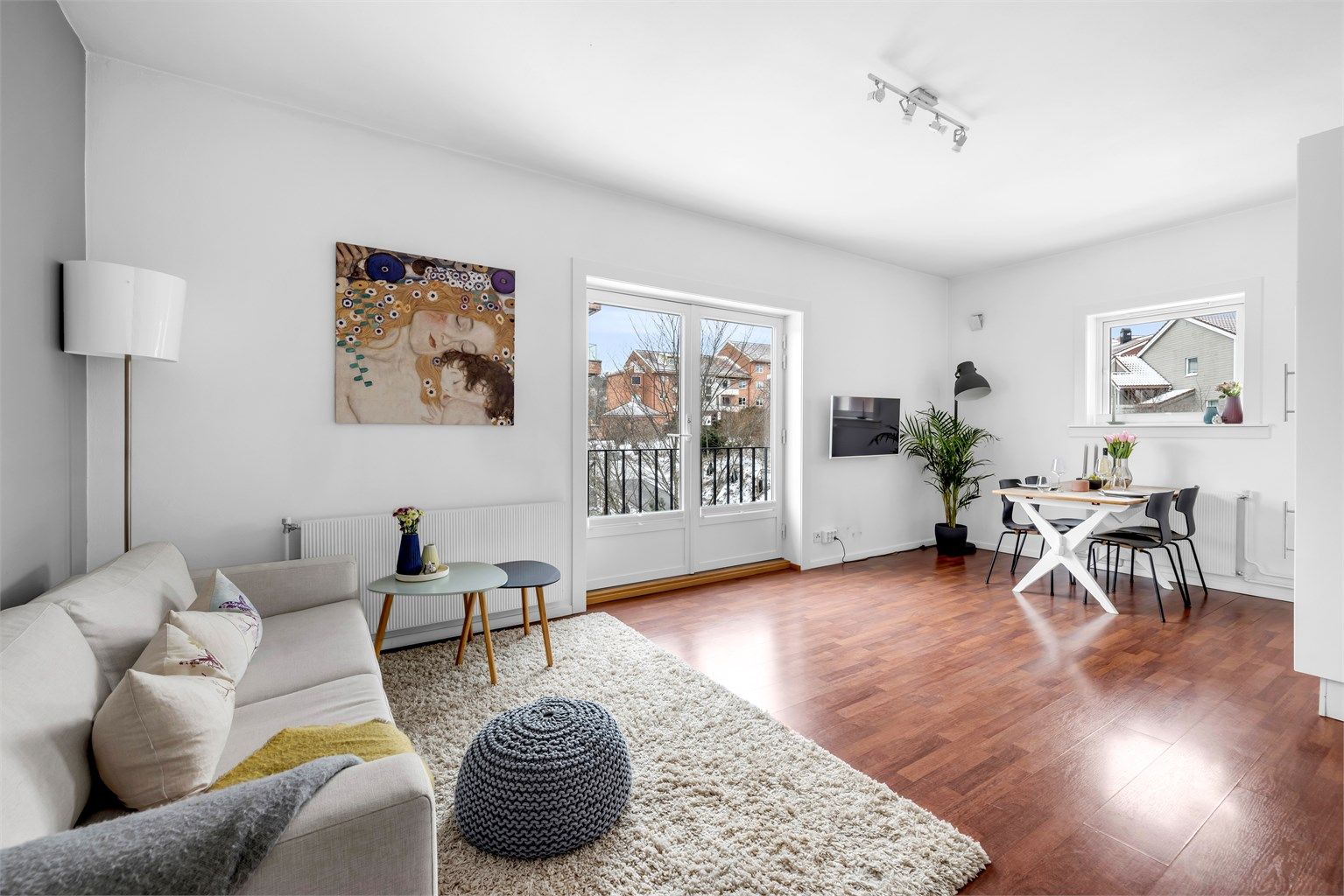 Velkommen til Hoffsveien 55 B - Beliggende i grønne og fredelige omgivelser på Hoff/Smestad.  