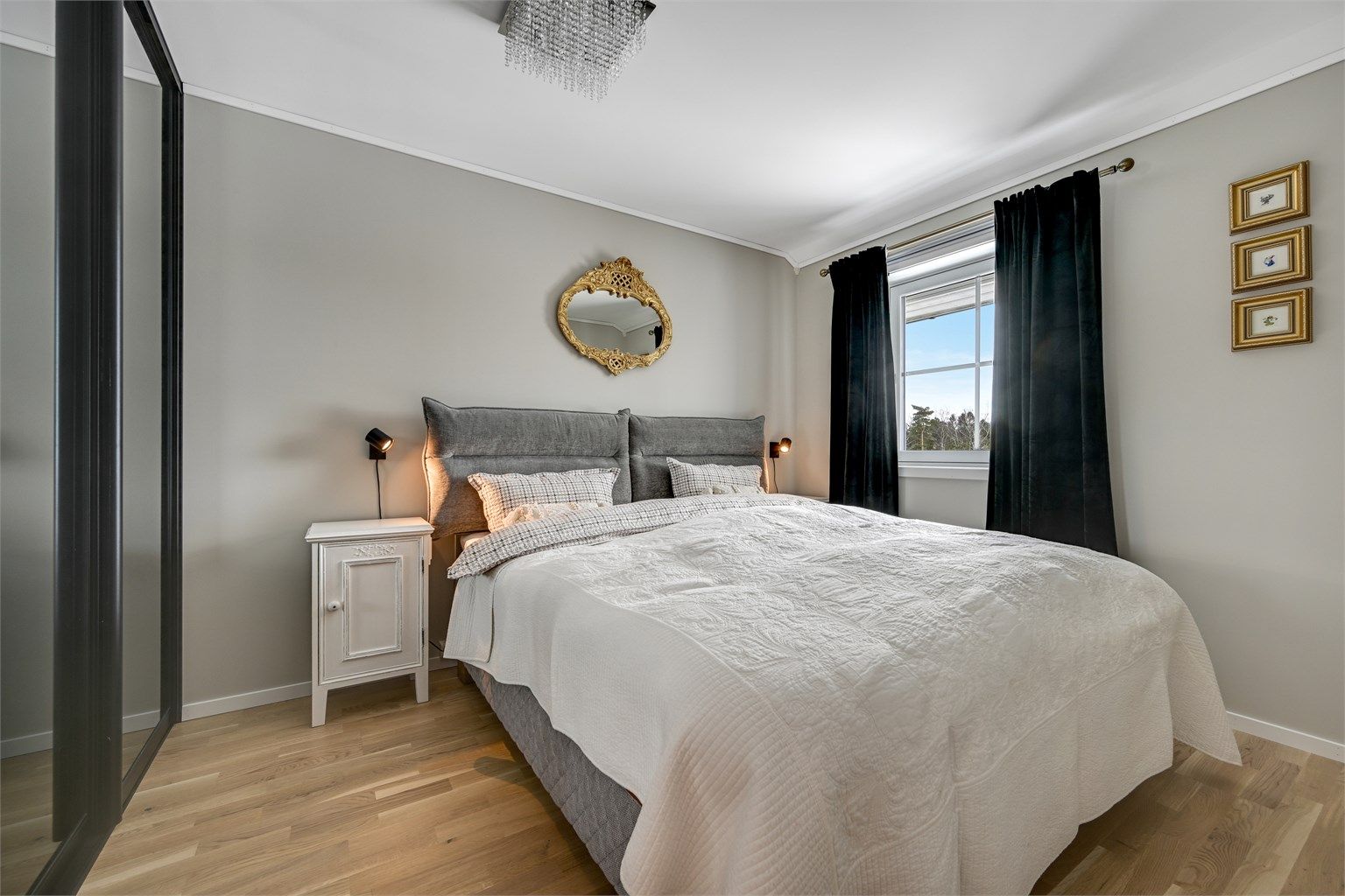 Hovedsoverom med god plass til dobbeltseng og tilhørende møblement. 