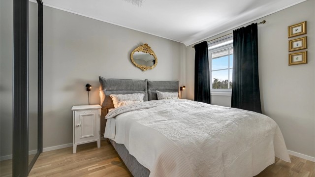 Hovedsoverom med god plass til dobbeltseng og tilhørende møblement.