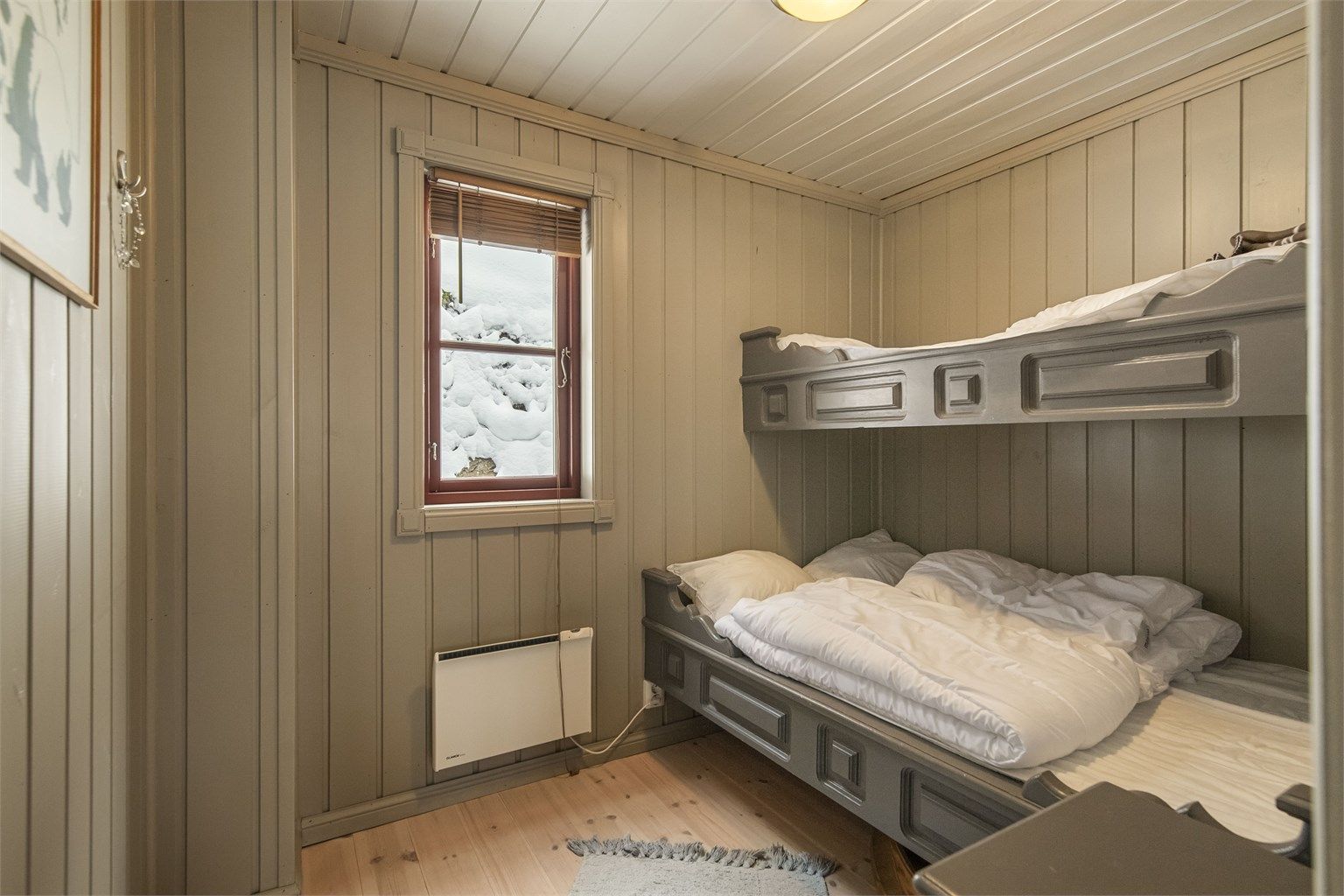 Det andre soverommet i første etasje er innredet med køyesenger for effektiv utnyttelse av arealet.