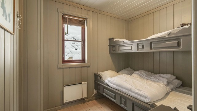 Det andre soverommet i første etasje er innredet med køyesenger for effektiv utnyttelse av arealet.