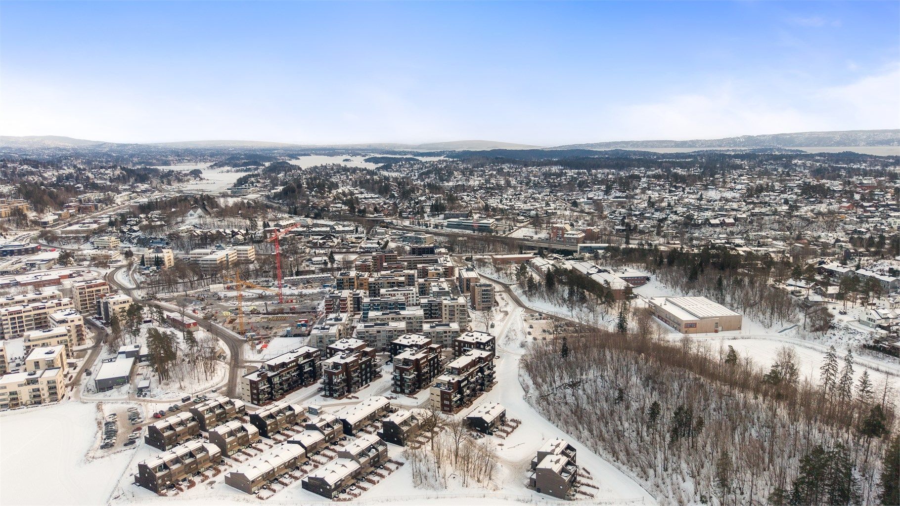 Eiendommen er beliggende i et nytt og attraktivt boligområde på Vestre Billingstad i Asker kommune, omgitt av grønne omgivelser med kort vei til både natur, kollektivtransport og handelstilbud.