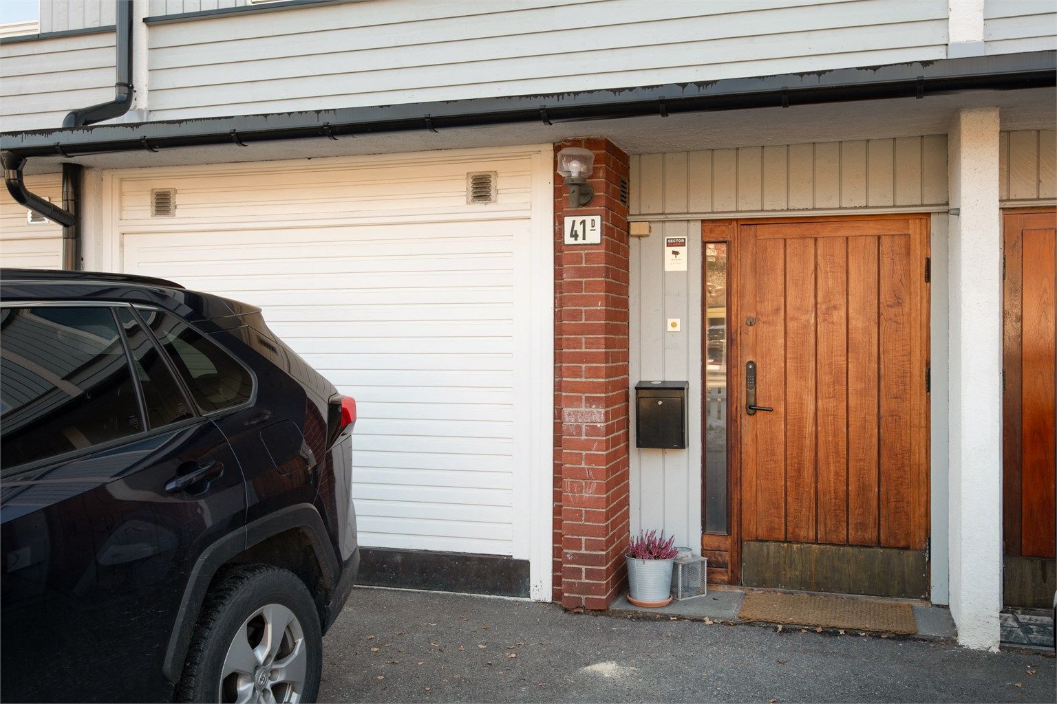 Her får du integrert garasje i underetasjen samt to biloppstillingsplasser utenfor. 
