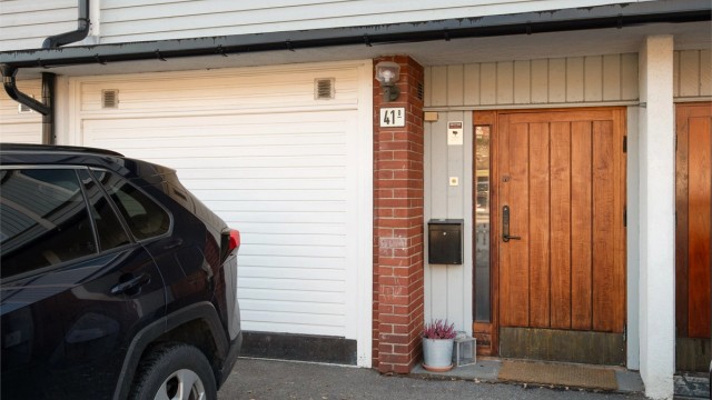 Her får du integrert garasje i underetasjen samt to biloppstillingsplasser utenfor.
