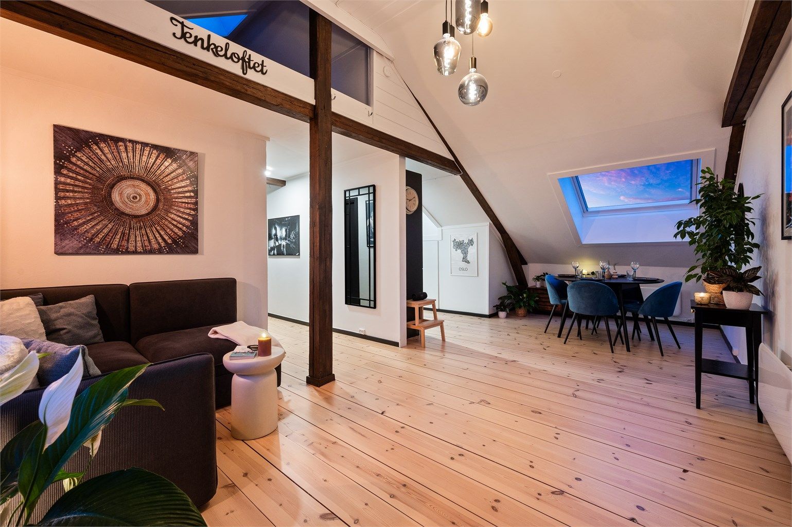 Flott og romslig stue med store vindusflater som sammen med den gode takhøyden skaper en lys og luftig atmosfære. 