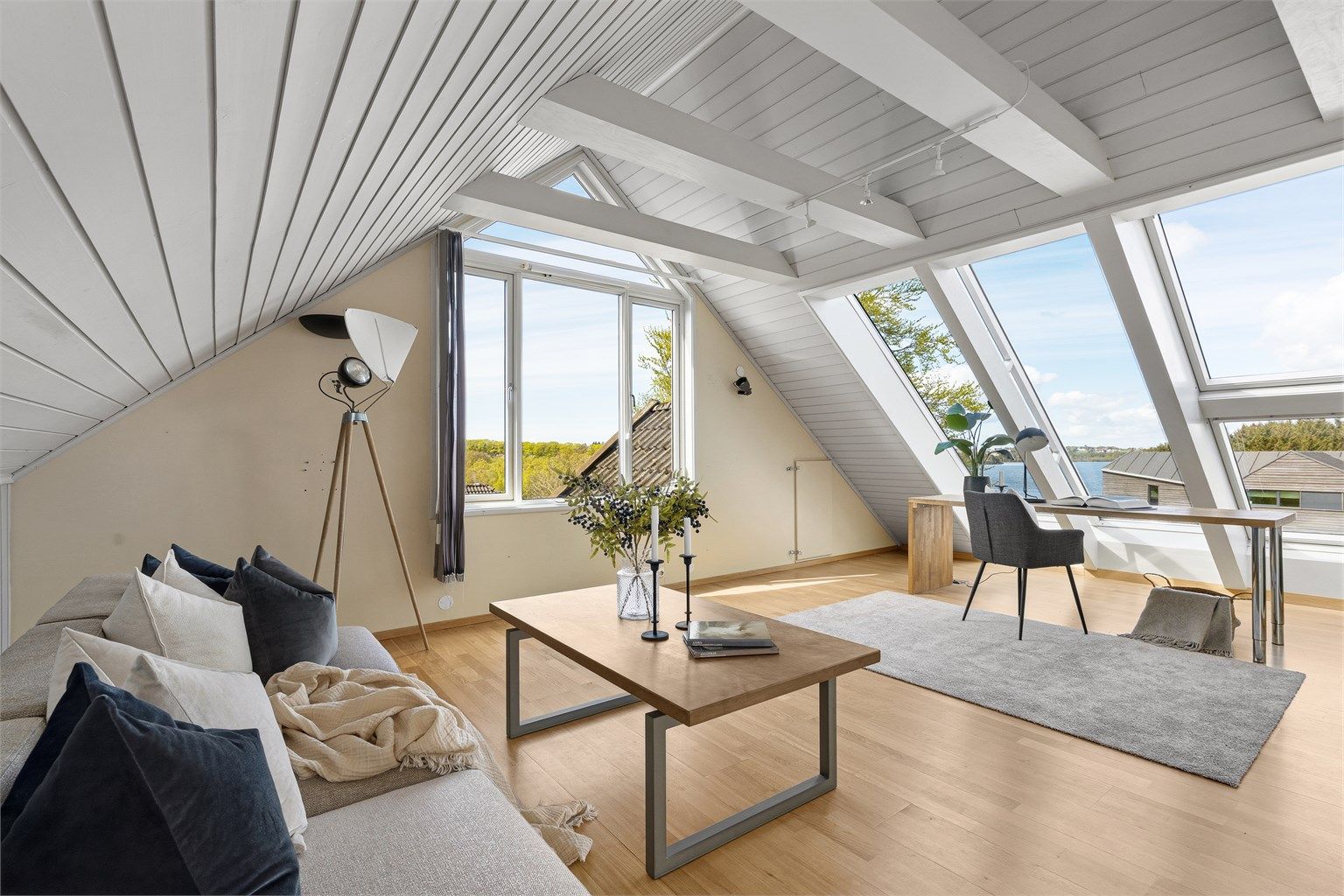 
Stor og åpen loftstue med store vindusflater, flott utsikt mot Stokkavannet og Revheim, god takhøyde og gode møbleringsmuligheter. 