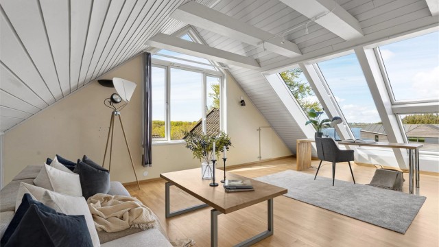 Stor og åpen loftstue med store vindusflater, flott utsikt mot Stokkavannet og Revheim, god takhøyde og gode møbleringsmuligheter.