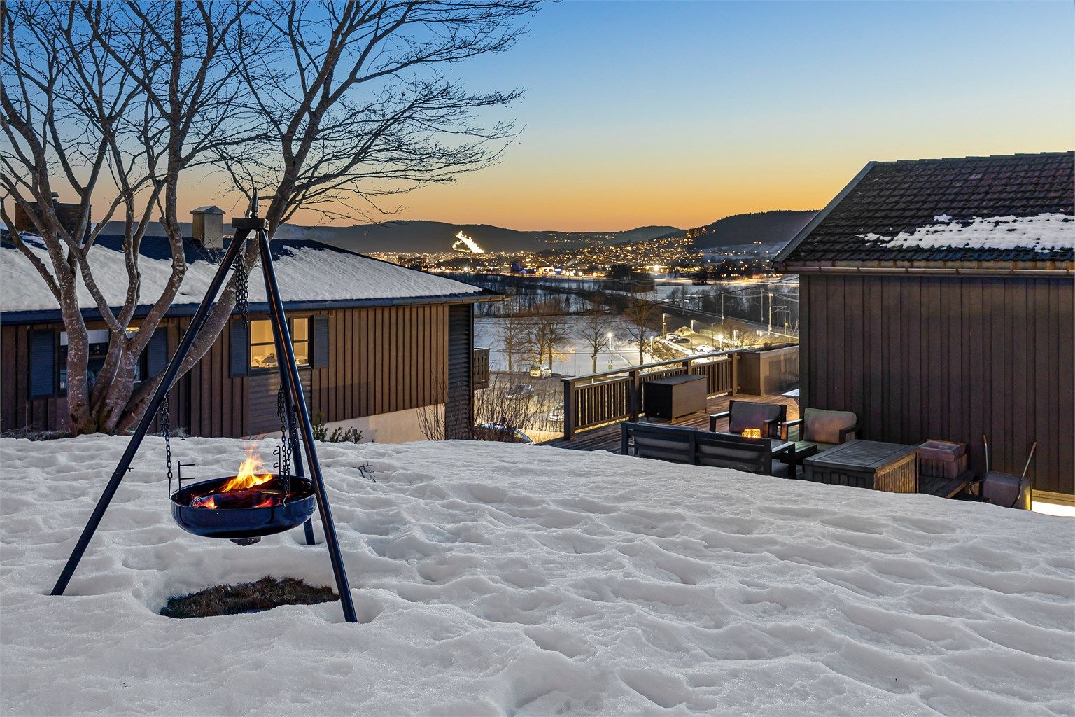 Hagen er et hyggelig uteområde med god boltreplass.