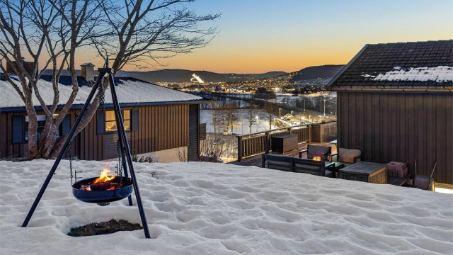 Hagen er et hyggelig uteområde med god boltreplass.