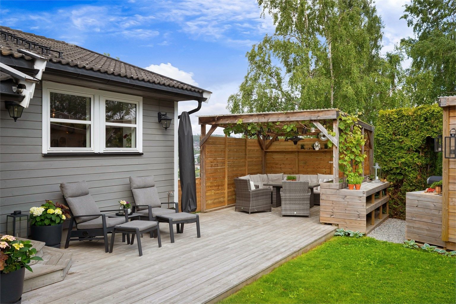 Terrassen har rikelig med plass til flere sittegrupper.