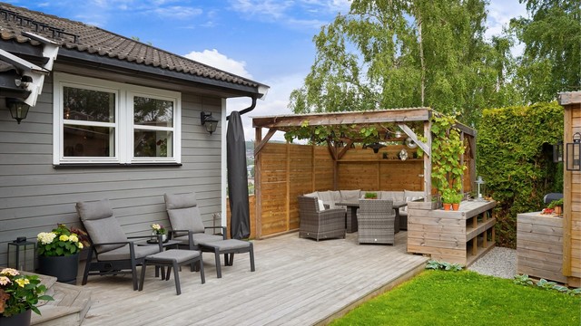 Terrassen har rikelig med plass til flere sittegrupper.