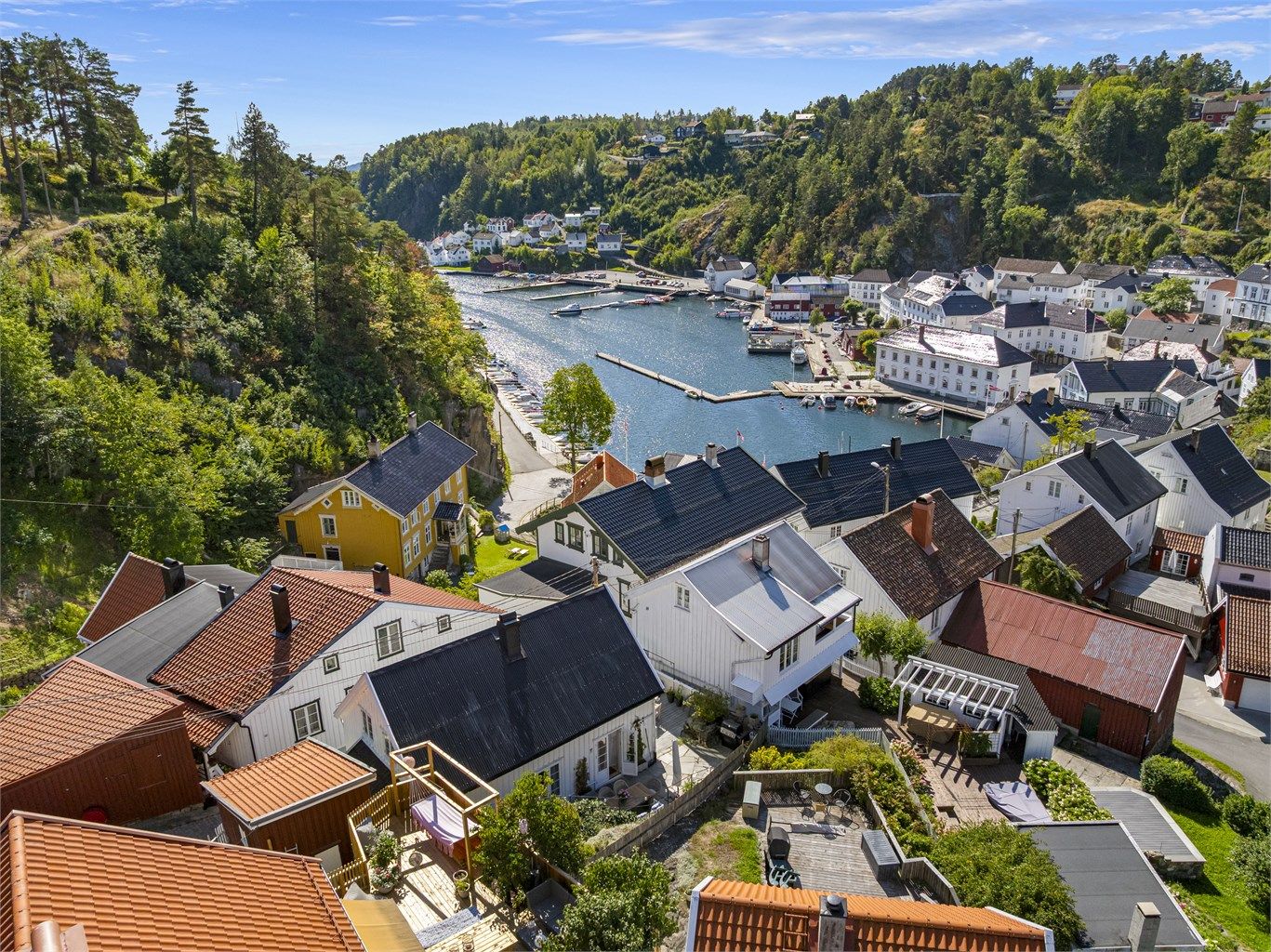 Beliggenheten er sentral og idyllisk, med gangavstand til alt Tvedestrand sentrum har å by på.