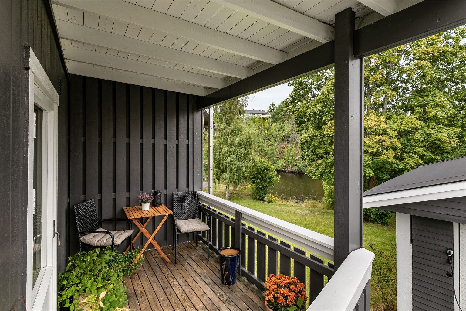 Leiligheten ligger idyllisk til i første rekke mot Mosseelva som er et pent skue fra verandaen.