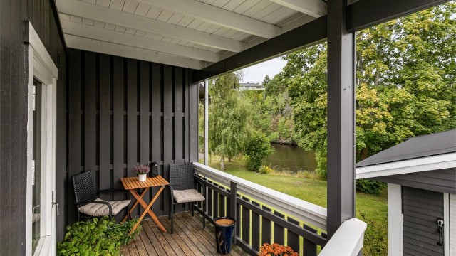 Leiligheten ligger idyllisk til i første rekke mot Mosseelva som er et pent skue fra verandaen.
