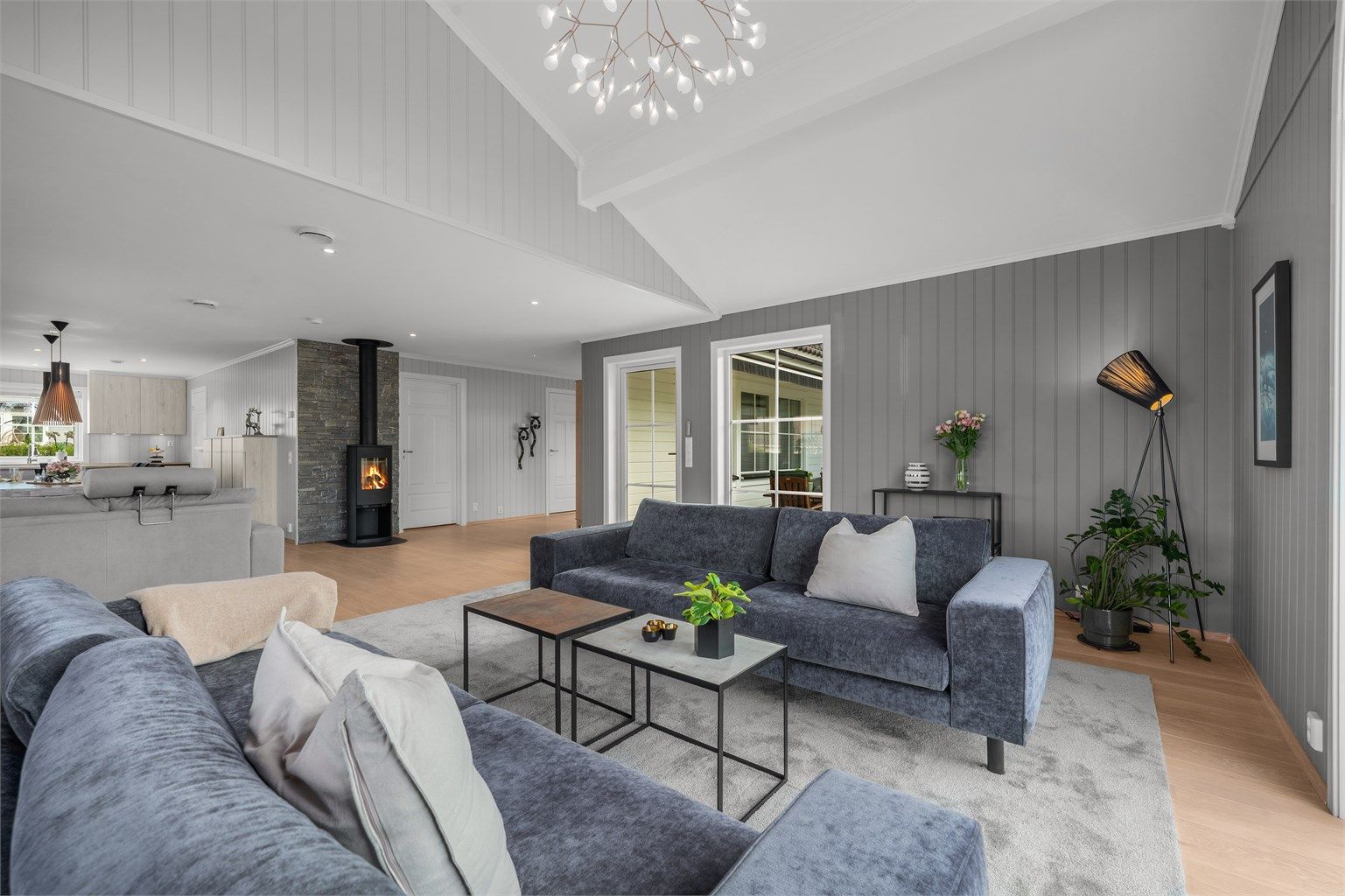 Et stort og allsidig allrom med plass til hele familien og gjester.