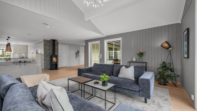 Et stort og allsidig allrom med plass til hele familien og gjester.
