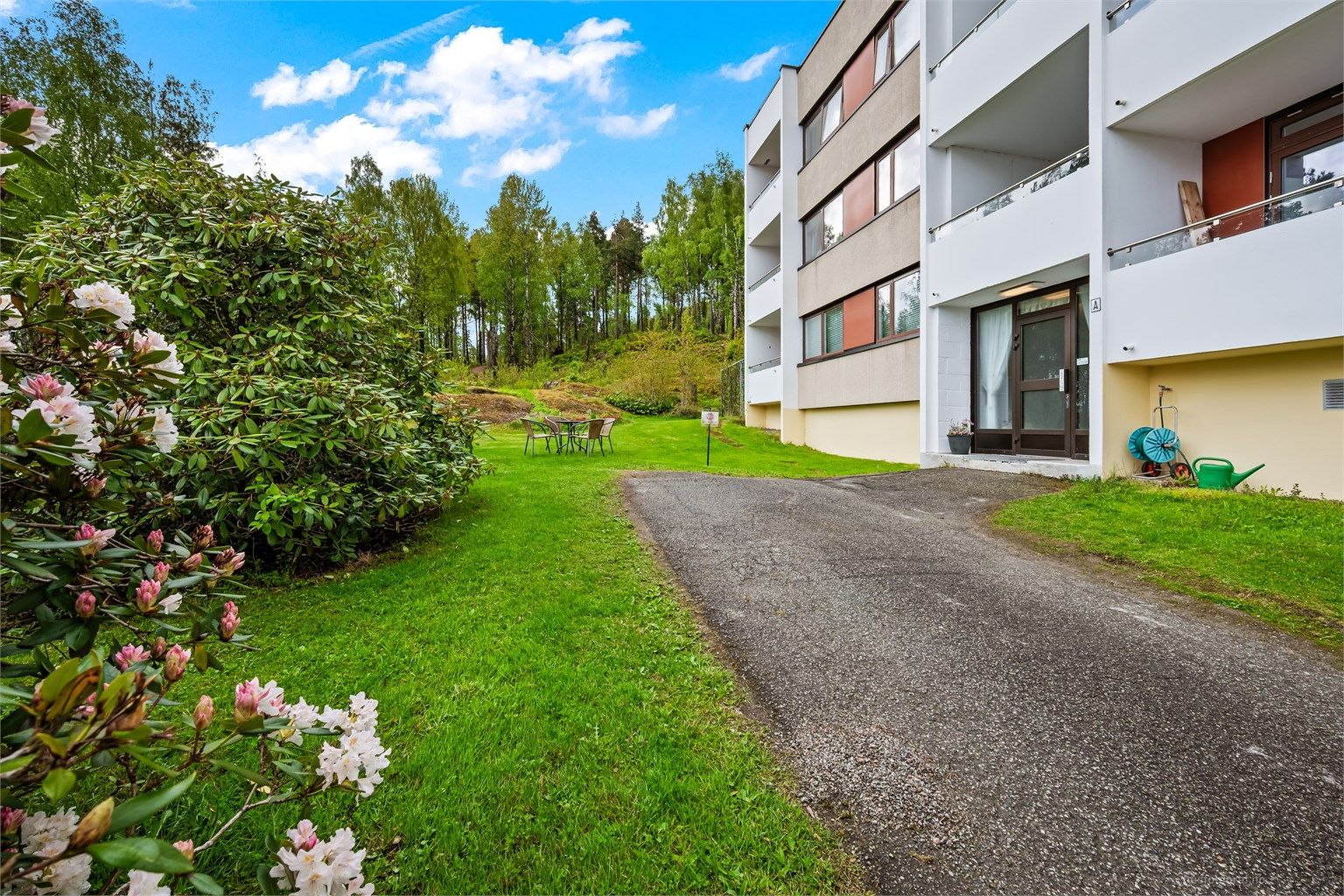 Felles overbygget inngangsparti med videre trappeadkomst til leilighetens etasjeplan (2. etasje).