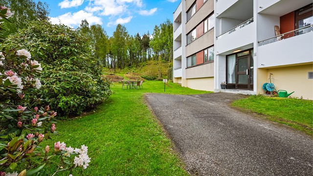Felles overbygget inngangsparti med videre trappeadkomst til leilighetens etasjeplan (2. etasje).
