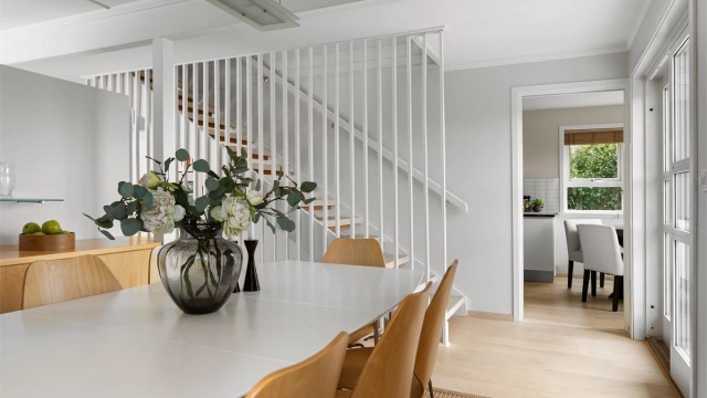 Fra spisestuen er det kort vei til kjøkkenet og trapp opp til andre etasje.
