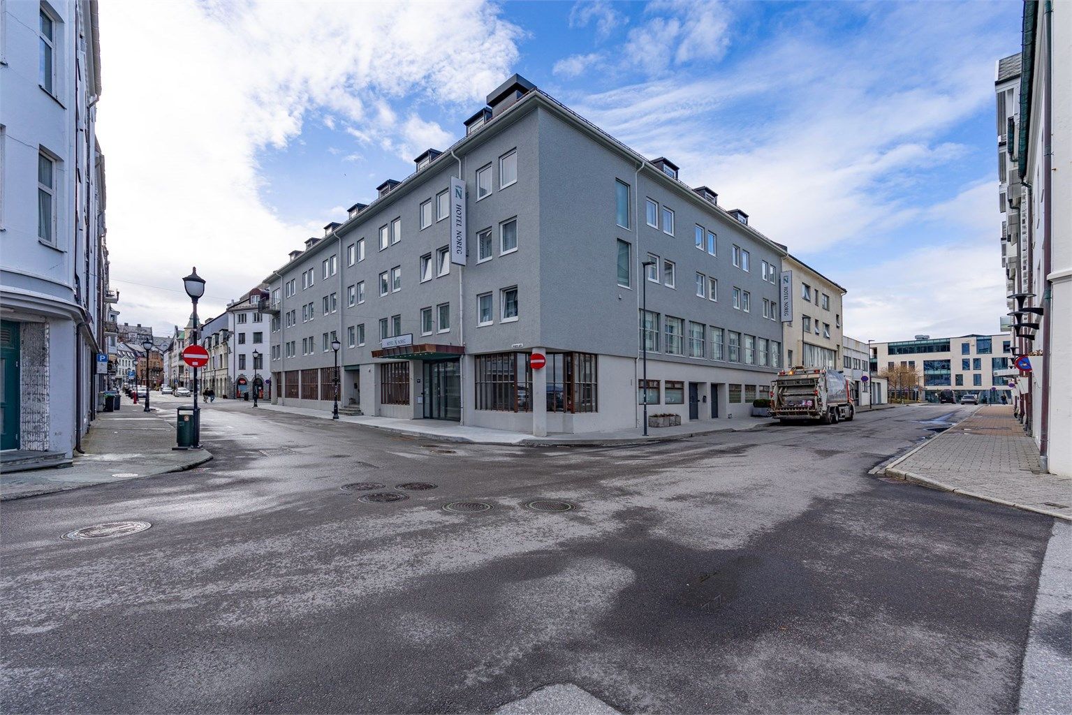 Her bor du med byens servicetilbud, kaféer, restauranter og øvrige fasiliteter like utenfor døren. Velkommen til visning – husk visningspåmelding!