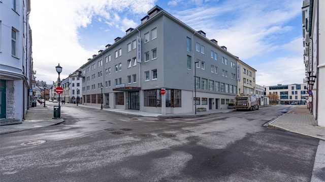 Her bor du med byens servicetilbud, kaféer, restauranter og øvrige fasiliteter like utenfor døren. Velkommen til visning – husk visningspåmelding!