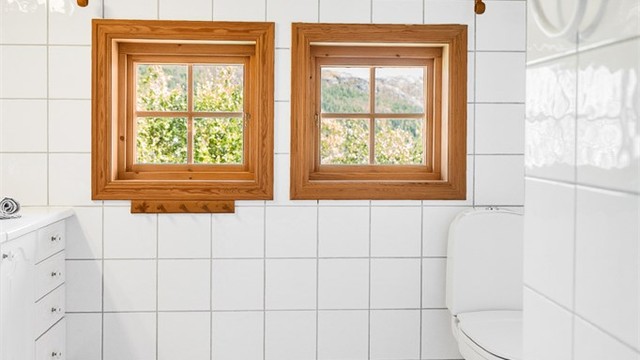 Vinduene på badet vender ut mot landskapet og slipper inn rikelig med lys.