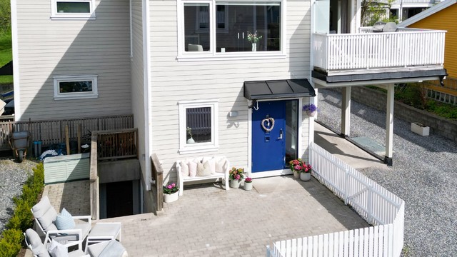 Velkommen til Revefaret 13B, en flott familiebolig med barnevennlig beliggenhet. Kjeller med egen inngang